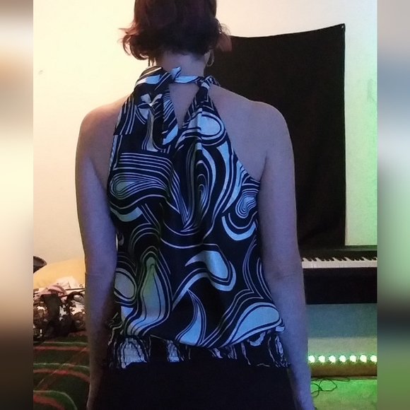Womens Size Medium Chic Black and White Swirl Sleeveless Tunic With Tied Back. - Picture 5 of 9